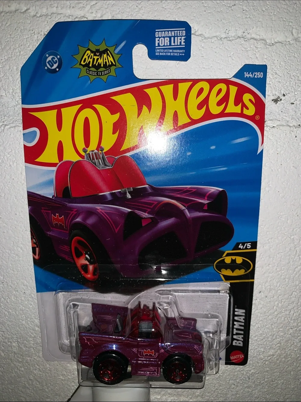 🆕- HOT WHEELS BY MATTEL CLASSIC TV SERIES BATMOBILE #144/250
